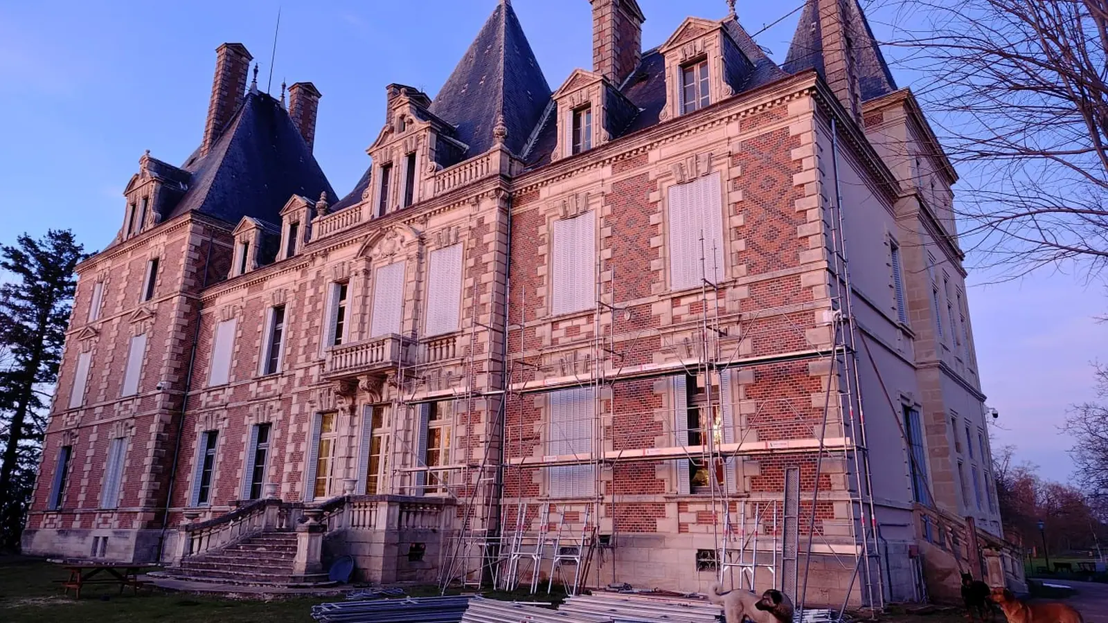 Le Château at dusk