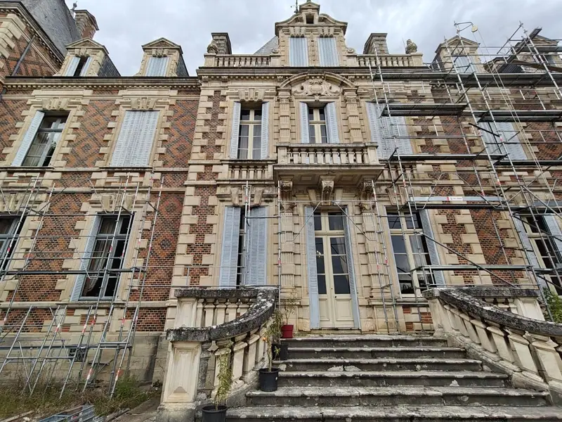 The grand external stone staircase and carved balustrade