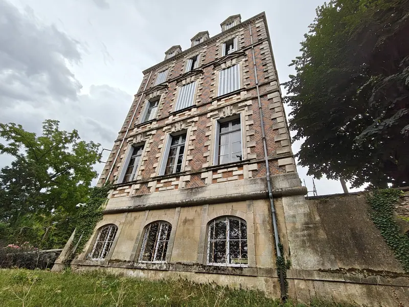 The pavilion elevation with its tall arched ground-floor windows